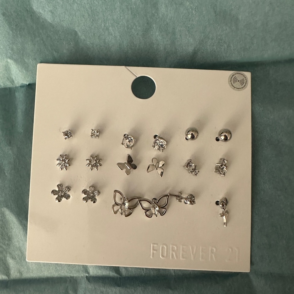 Forever 21 Assorted Gold and Silver Earring Collection - Picture 6 of 8
